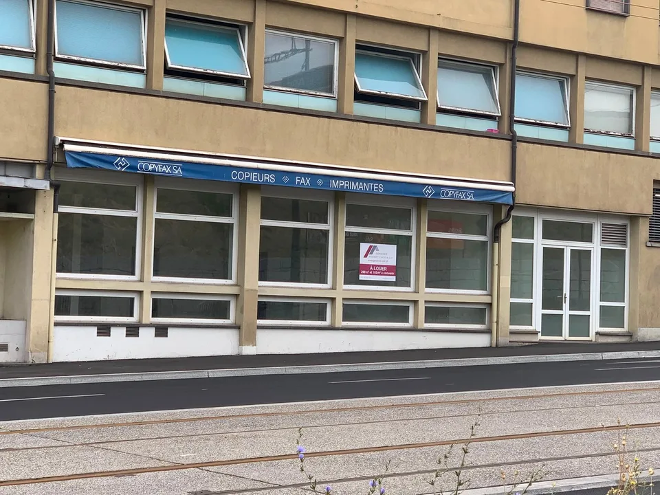 Geräumige, renovierte Räume mit Lastenaufzug. Ideale Fläche für Ausstellung - Verkauf - Büros