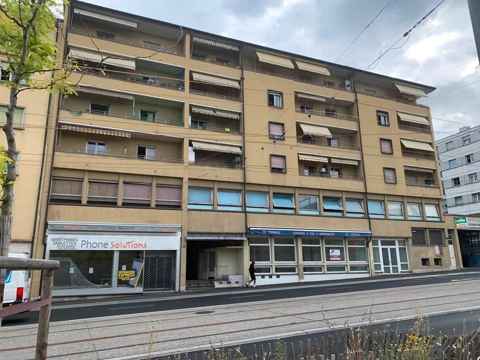 Locaux spacieux, rénovés, avec monte-charge. Surface idéale pour exposition - vente - bureaux,