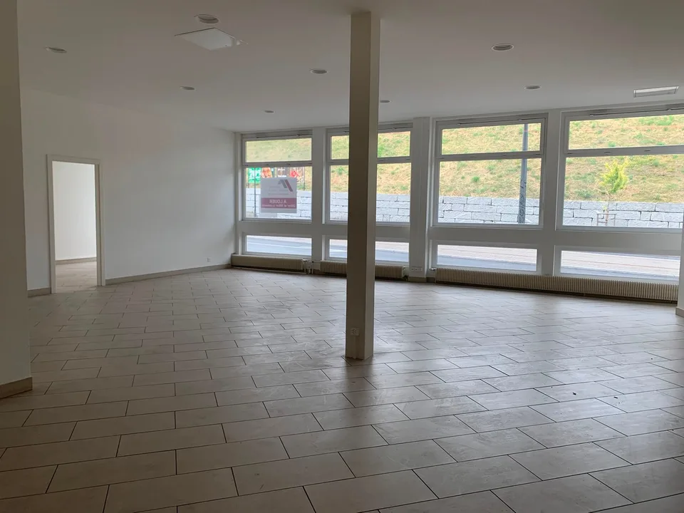 Geräumige, renovierte Räume mit Lastenaufzug. Ideale Fläche für Ausstellung - Verkauf - Büros