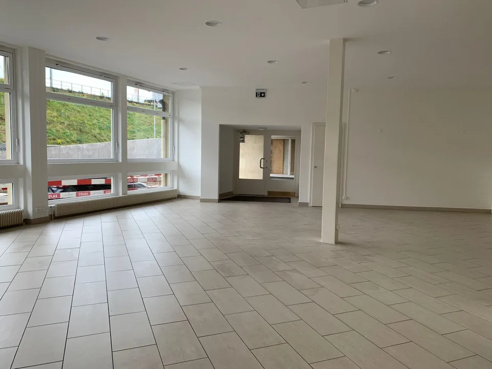 Geräumige, renovierte Räume mit Lastenaufzug. Ideale Fläche für Ausstellung - Verkauf - Büros