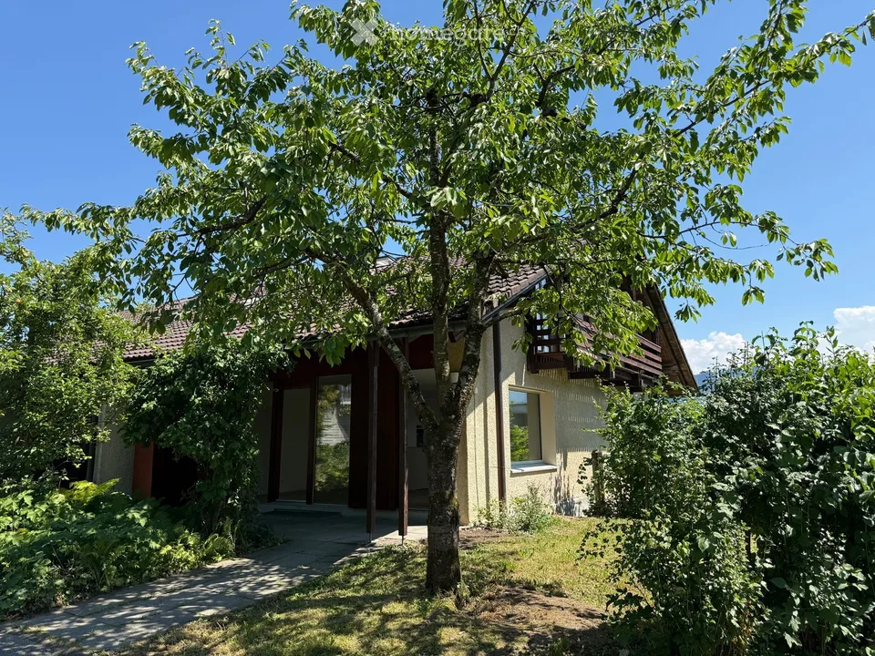 Charmantes Reiheneckhaus mit See- und Bergsicht in Meggen