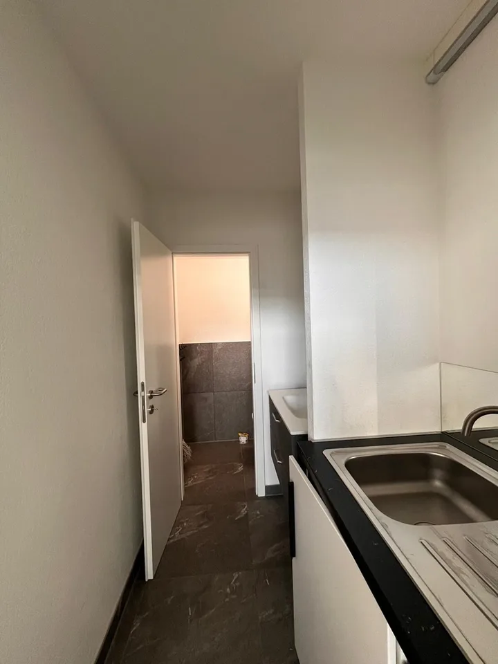 Zu vermieten, ausgestattetes Büro-Atelier mit einer Kochnische
