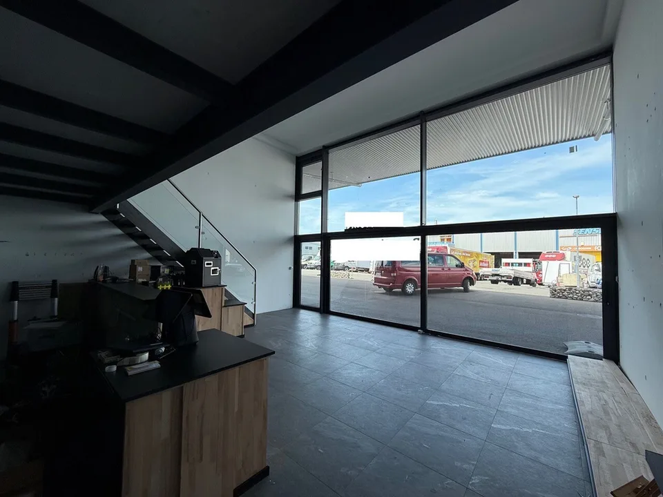 Zu vermieten, ausgestattetes Büro-Atelier mit einer Kochnische