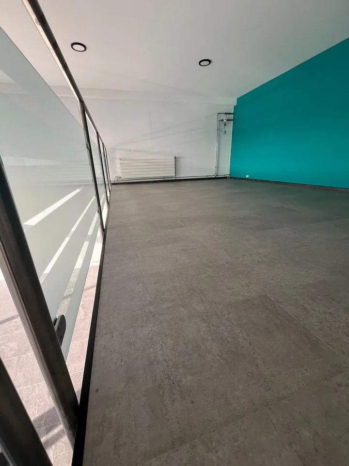 Zu vermieten, ausgestattetes Büro-Atelier mit Kitchenette – Foto 8 von 9