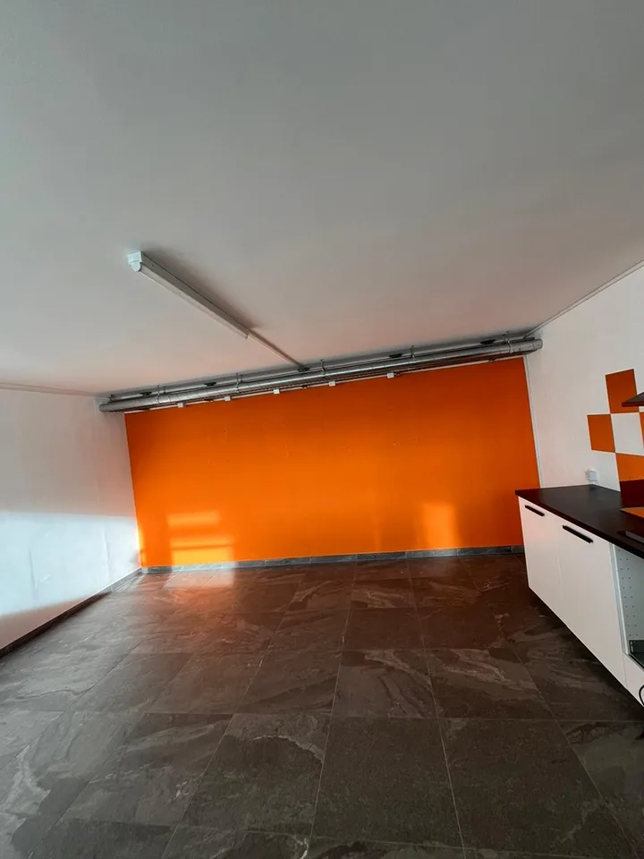 Zu vermieten, ausgestattetes Büro-Atelier mit einer Kochnische