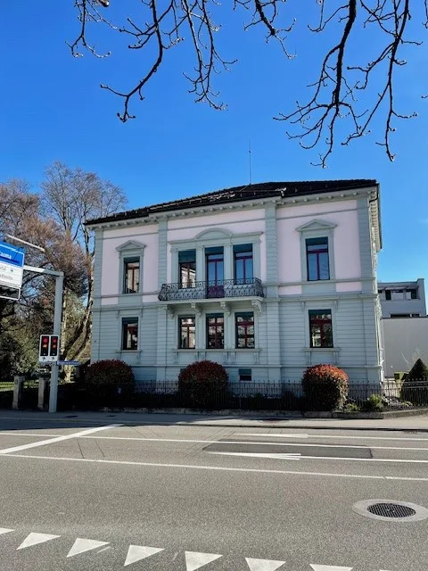 Vollausgebaute Atelier-/Bürofläche im Dachgeschoss in repräsentativer Villa im Herzen von Wetzikon