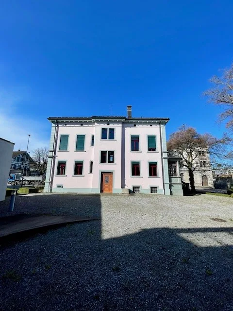 Spazio studio/ufficio completamente sviluppato al piano superiore in una villa rappresentativa nel cuore di Wetzikon