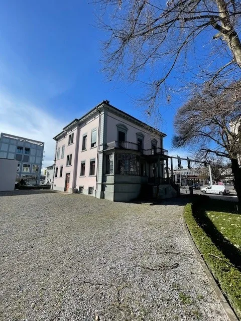 Spazio studio/ufficio completamente sviluppato al piano superiore in una villa rappresentativa nel cuore di Wetzikon