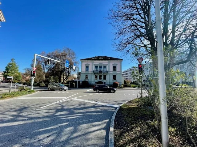 Spazio studio/ufficio completamente sviluppato al piano superiore in una villa rappresentativa nel cuore di Wetzikon