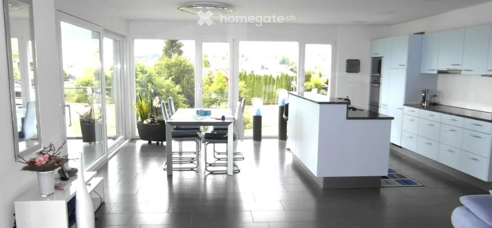 Appartamento luminoso 4.5 locali con vista lago e montagna da sogno a Richterswil