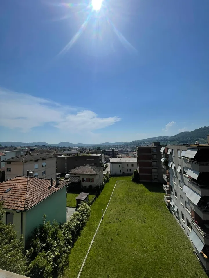 MENDRISIO  ATTICO CON VISTA IN CENTRO
