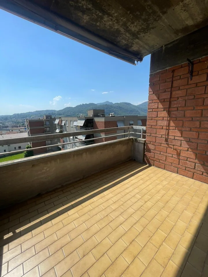 MENDRISIO  ATTICO CON VISTA IN CENTRO