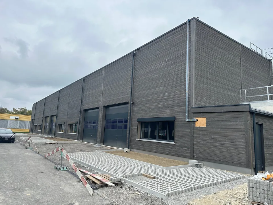 Moderna sala commerciale a Studen in affitto!