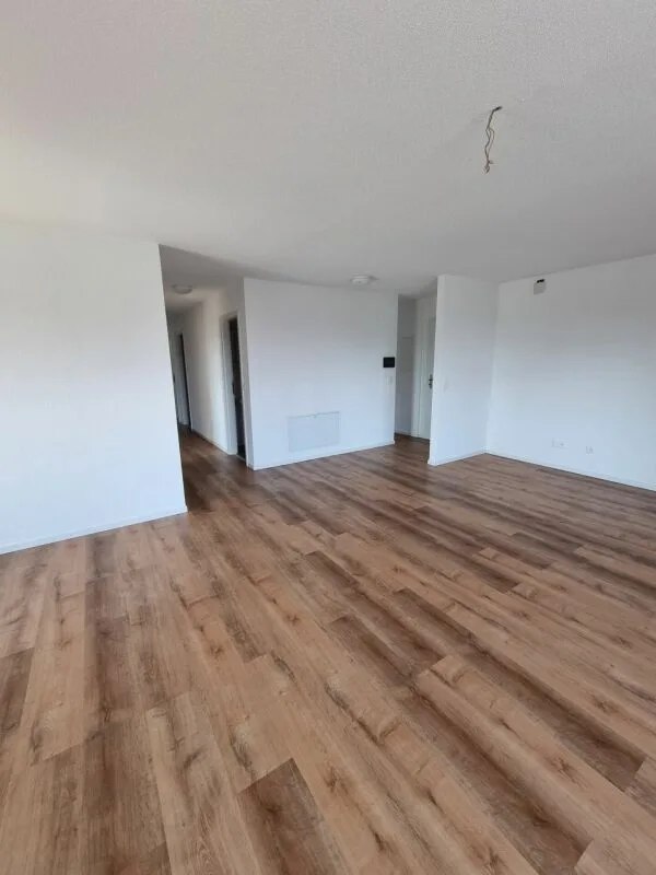 Appartamento di 5,5 locali nuovo con balcone a Meinisberg in affitto