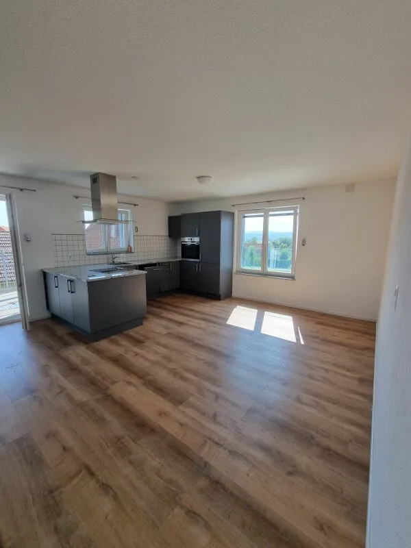 Appartamento di 5,5 locali nuovo con balcone a Meinisberg in affitto