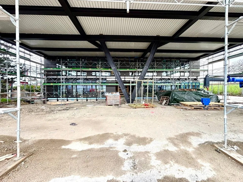 Surface commerciale en fin de construction dans zone industrielle à Saint-Prex