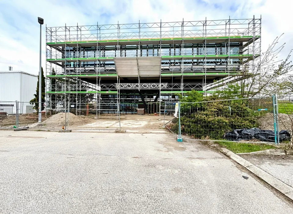 Surface commerciale en fin de construction dans zone industrielle à Saint-Prex