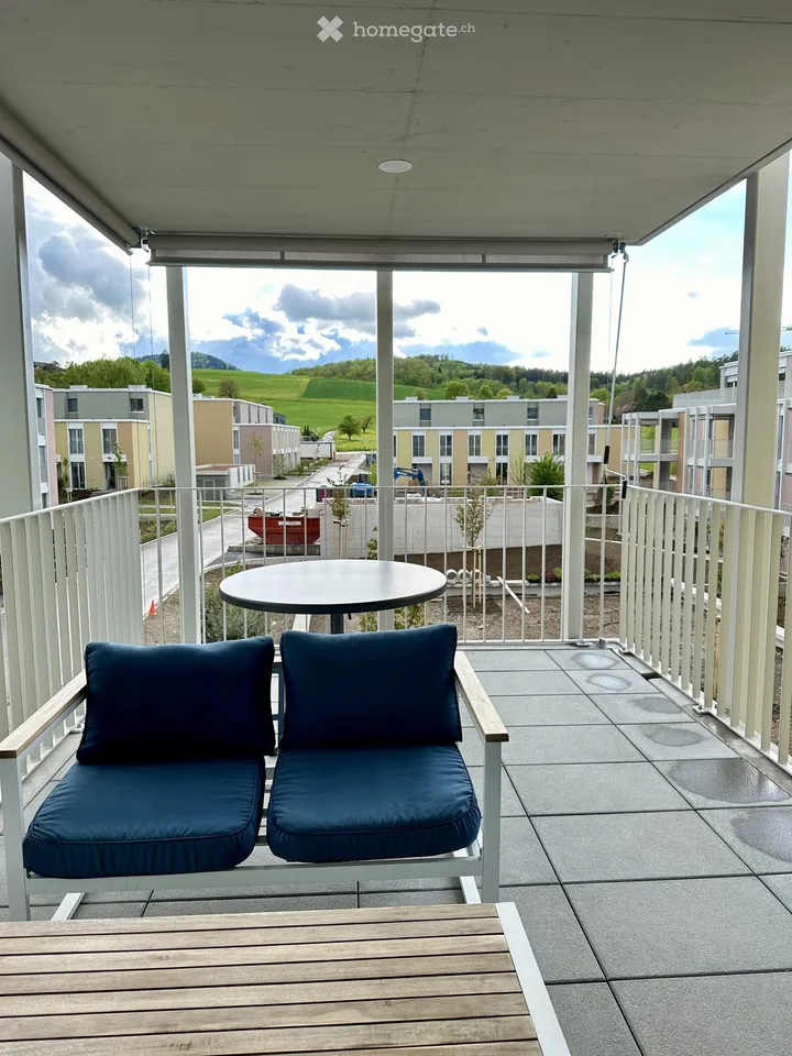 Appartamento moderno di 3,5 locali con balcone e bella vista a Frick