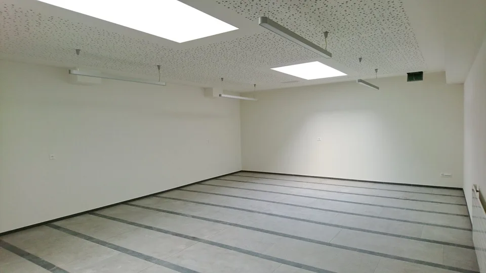 Spazio ufficio/mostre luminoso al 1° piano