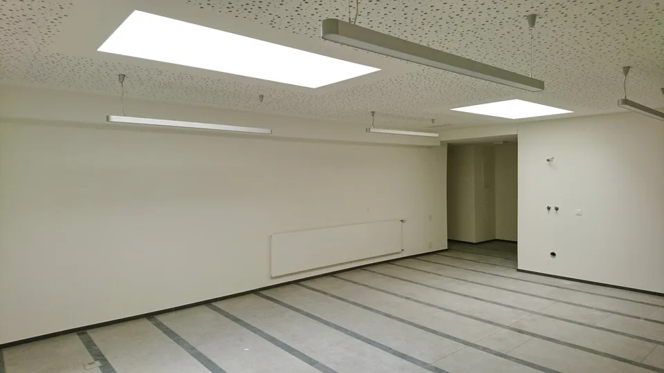 Spazio ufficio/mostre luminoso al 1° piano
