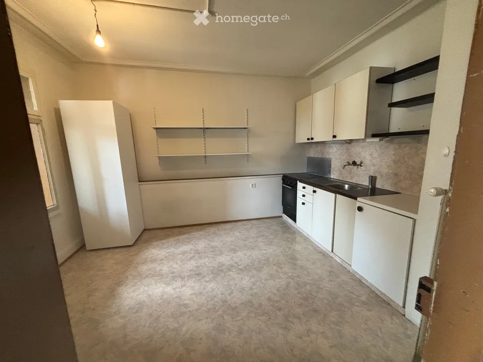 Charmant appartement de 3,5 pièces dans un immeuble ancien avec balcon à Sissach