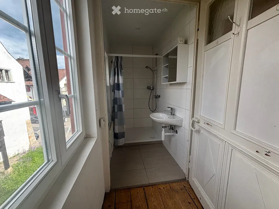 Charmant appartement de 3,5 pièces dans un immeuble ancien avec balcon à Sissach