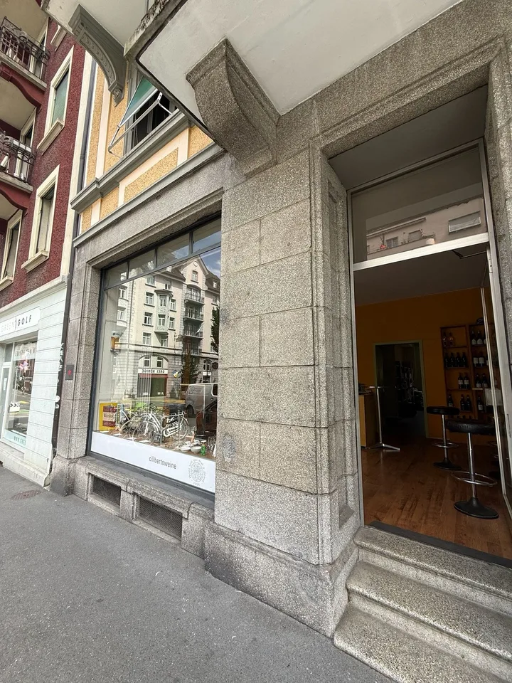 Ladenlokal mit Schaufenster im Erdgeschoss zu vermieten