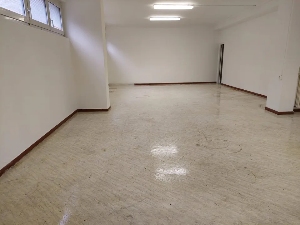 Lokale Lagerhalle im Erdgeschoss