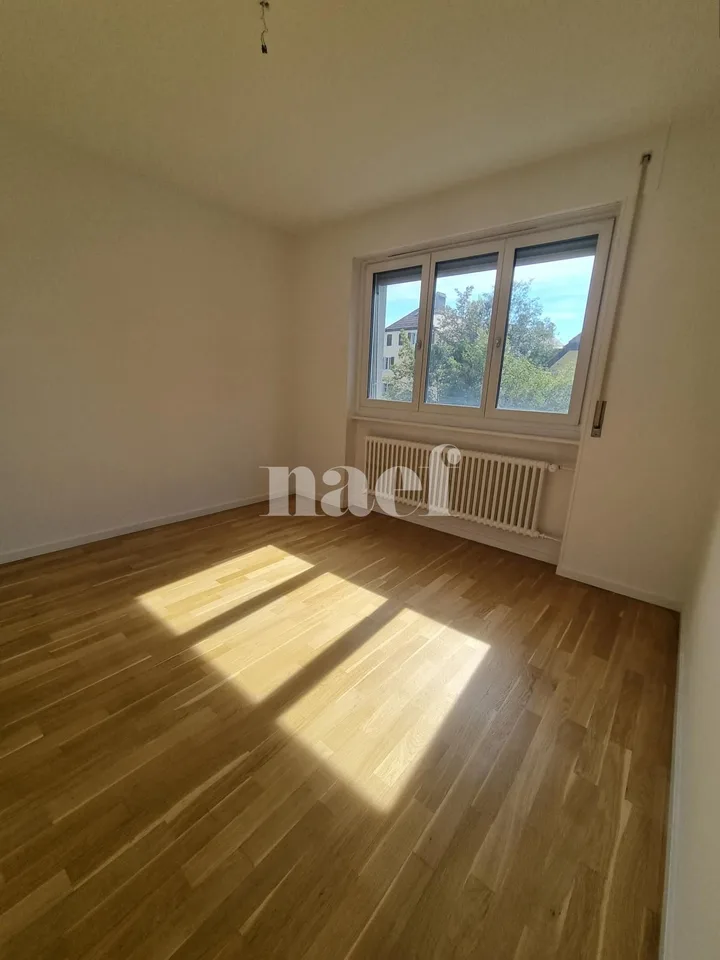 4 Zimmer renoviert kürzlich nahe dem Zentrum mit Balkon