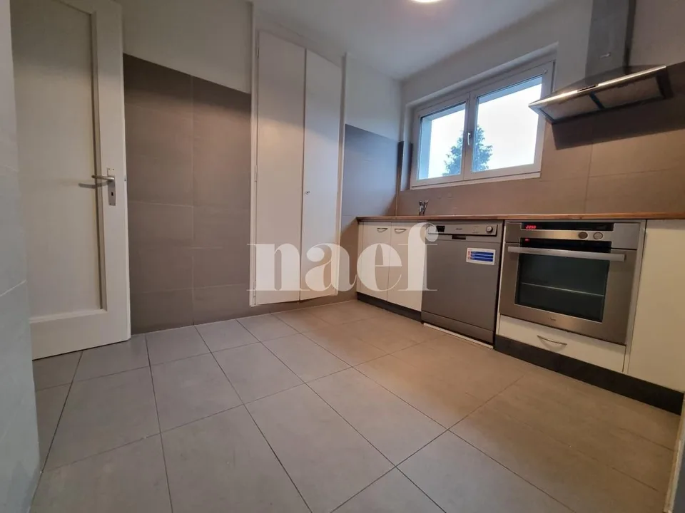 4 Zimmer renoviert kürzlich nahe dem Zentrum mit Balkon