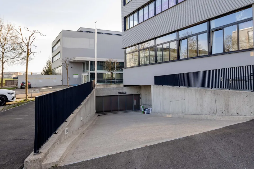 Einstellhallenplatz / Garagenplatz zu vermieten – sicher & zentral gelegen