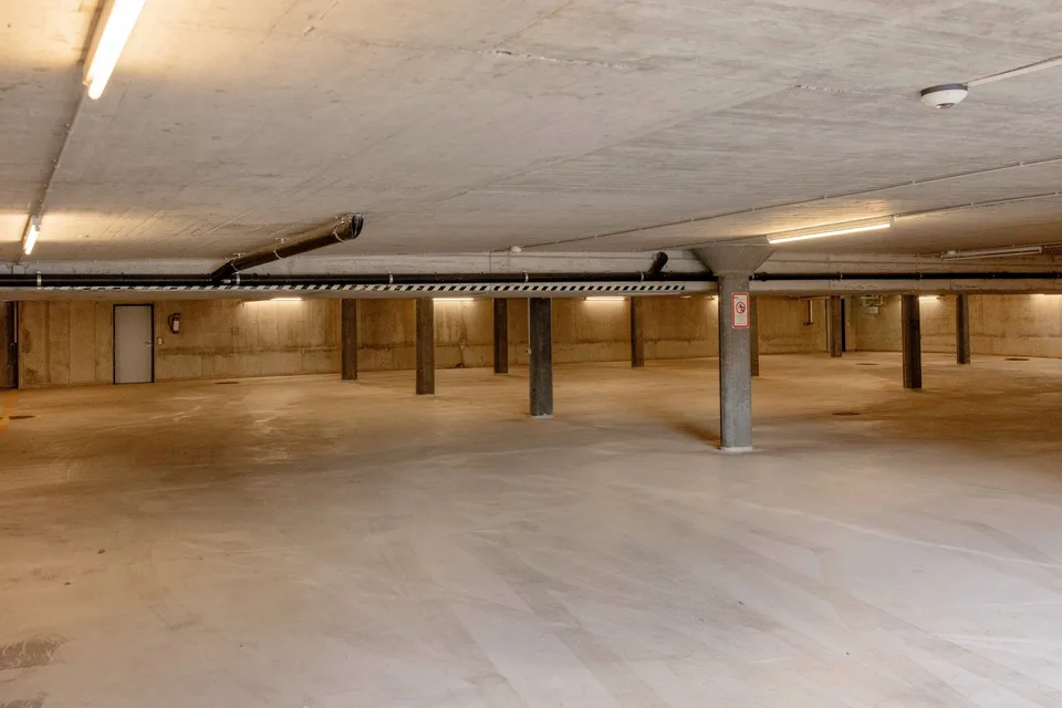 Einstellhallenplatz / Garagenplatz zu vermieten – sicher & zentral gelegen