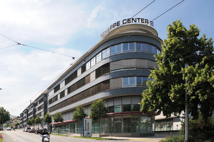 Parcheggi con centro commerciale privato