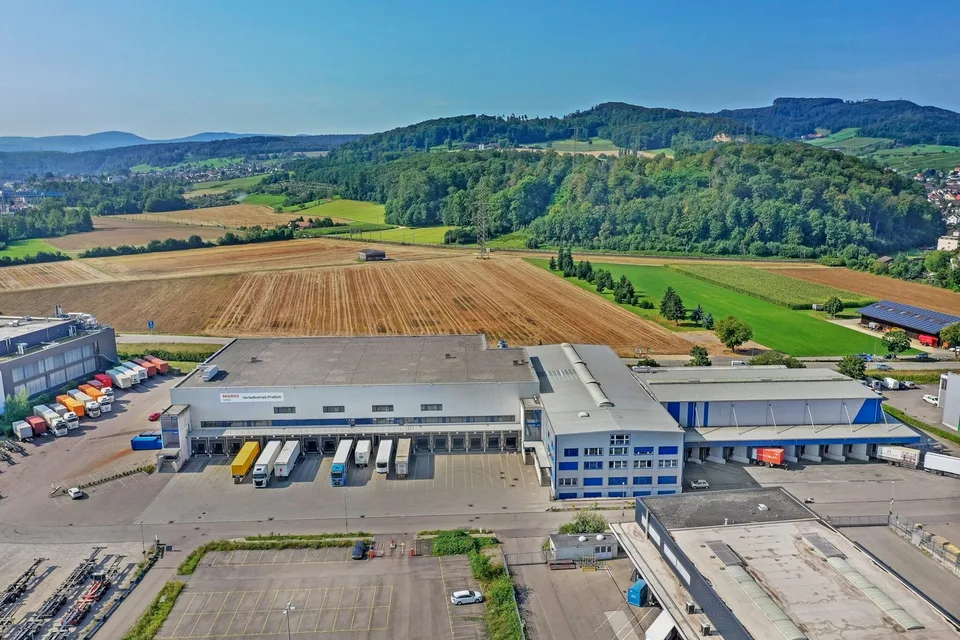 Temperatur geführtes Lager mit Büroflächen in Pratteln zu vermieten