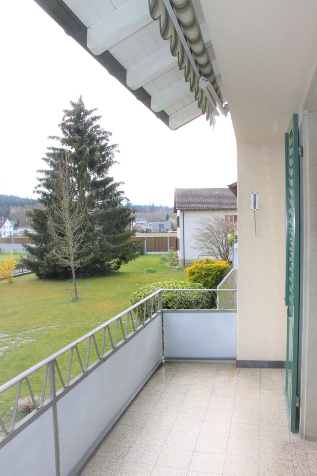 Affascinante appartamento di 3 locali con balcone soleggiato - in una piccola casa multifamiliare