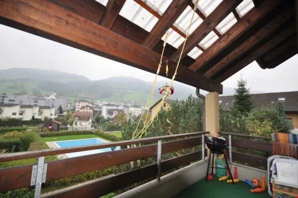 Grosszügige 4.5-Zimmer-Wohnung mit Schwimmbad zur Mitbenutzung
