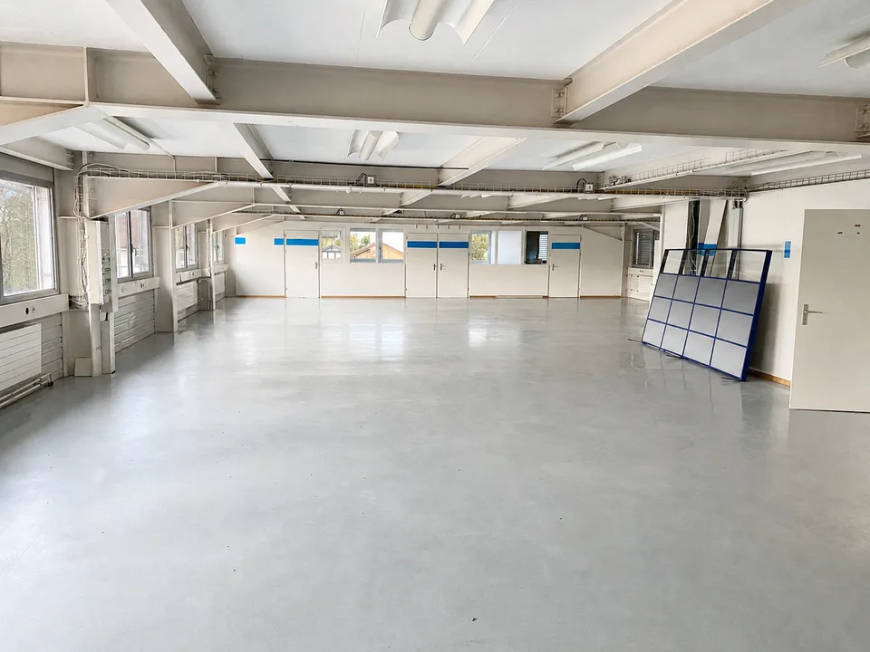 Locale commerciale o industriale in affitto a Orvin, 320m2