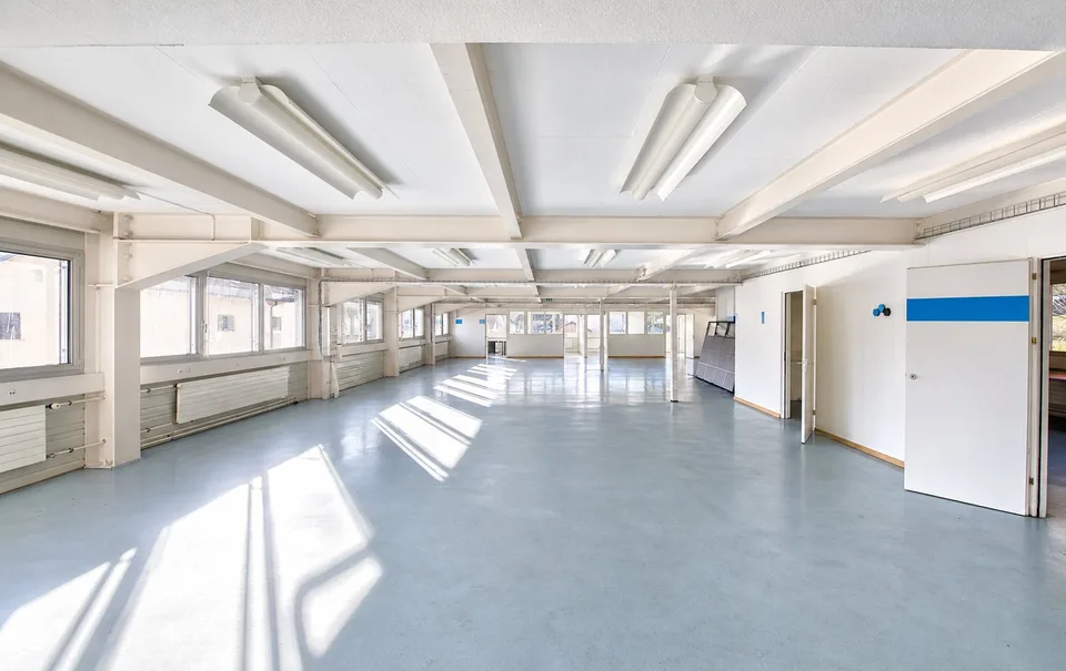 Locale commerciale o industriale in affitto a Orvin, 320m2