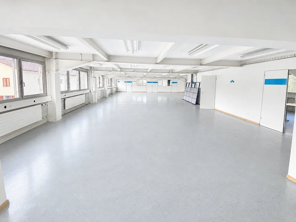 Locale commerciale o industriale in affitto a Orvin, 320m2
