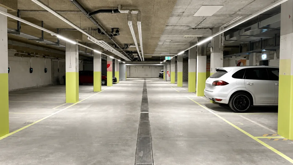 Einstellhallenplätze für Autos und Motorräder zu vermieten