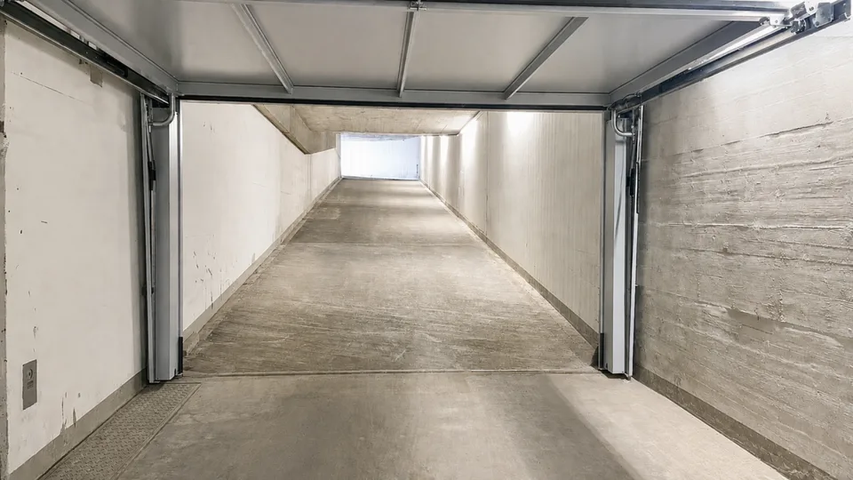 Einstellhallenplätze für Autos und Motorräder zu vermieten