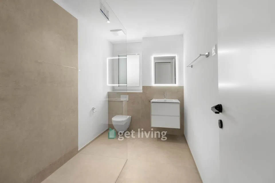 NEUBAU AN TOPLAGE MIT GROSSZÜGIGEM SITZPLATZ (40 M²) SOWIE EIGENER WASCHKÜCHE UND KELLER (17,4 M²). DIE WOHNUNG KANN AUF WUNSCH AUCH MÖBLIERT GEMIETET WERDEN.