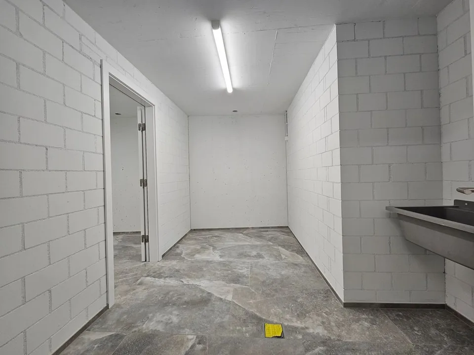 NEUBAU AN TOPLAGE MIT GROSSZÜGIGEM SITZPLATZ (40 M²) SOWIE EIGENER WASCHKÜCHE UND KELLER (17,4 M²). DIE WOHNUNG KANN AUF WUNSCH AUCH MÖBLIERT GEMIETET WERDEN.