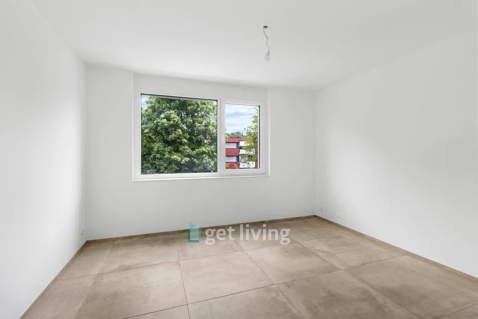 NEUBAU AN TOPLAGE MIT GROSSZÜGIGEM SITZPLATZ (40 M²) SOWIE EIGENER WASCHKÜCHE UND KELLER (17,4 M²). DIE WOHNUNG KANN AUF WUNSCH AUCH MÖBLIERT GEMIETET WERDEN.