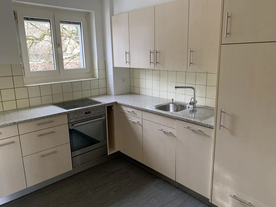 Helle 3.5 Zimmer Wohnung mit schönem Balkon in Riehen