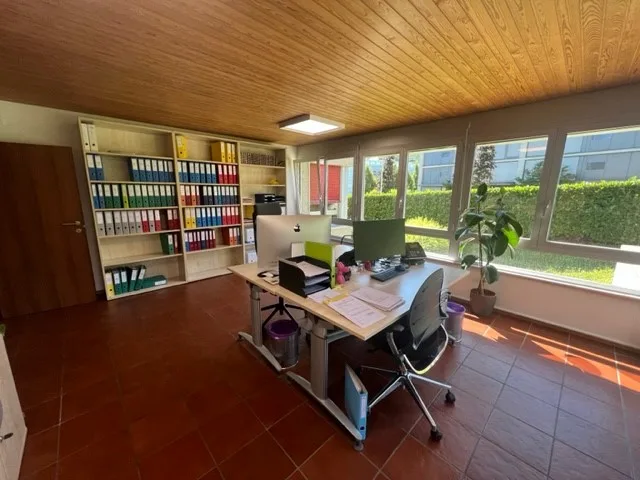 Büro/Arztpraxis/Schönheitsstudio ev. bereits möbliert