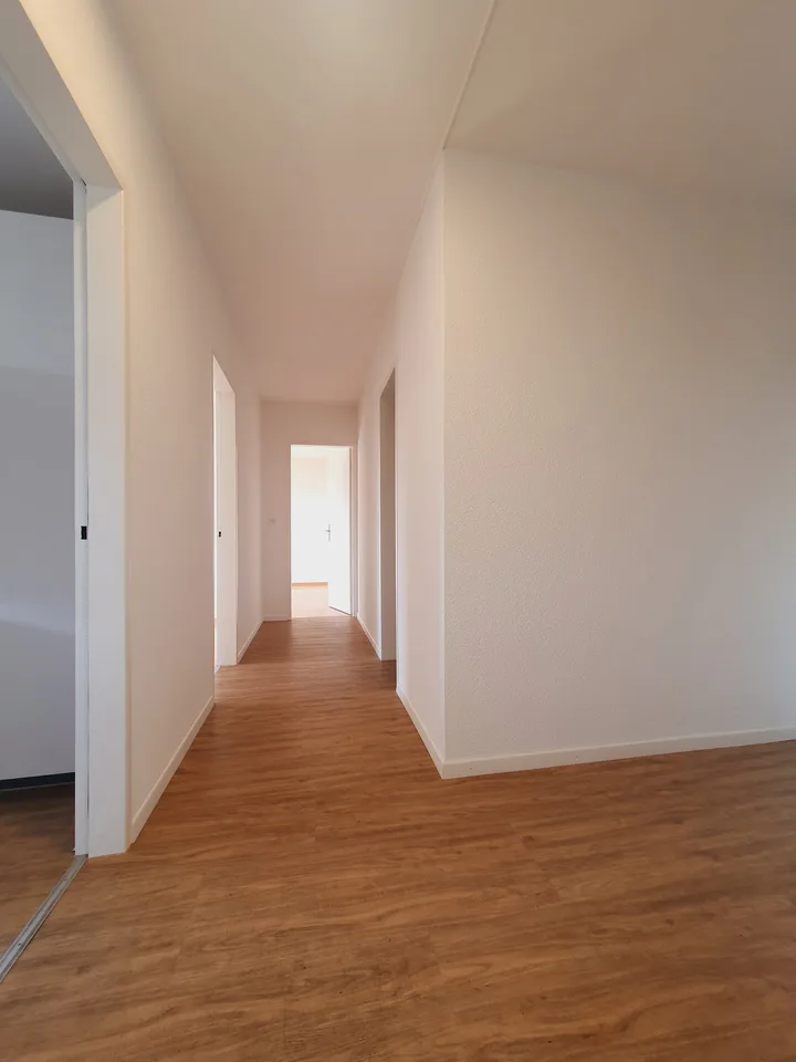 Appartamento di 3 locali luminoso con balcone e vista a Meinisberg