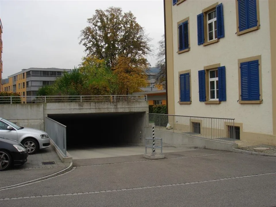 Posto auto vicino alla piscina cercato?