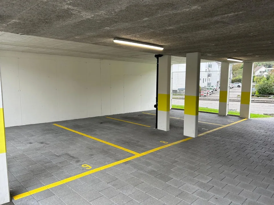 Divers emplacements de parking couverts dans un emplacement central avec des connexions de trafic optimales