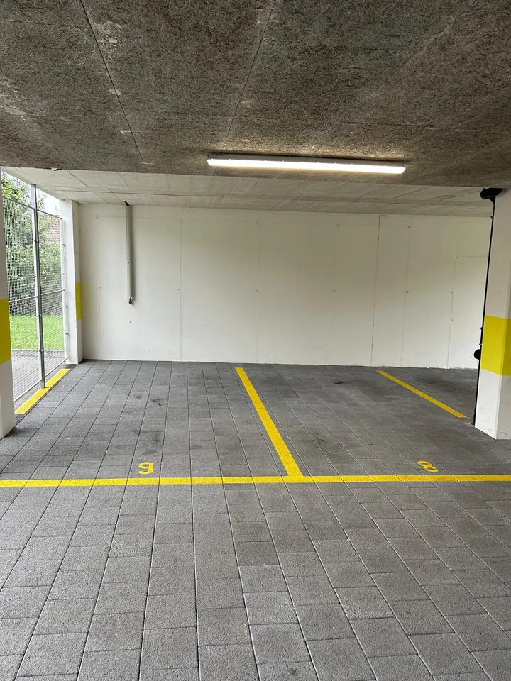 Divers emplacements de parking couverts dans un emplacement central avec des connexions de trafic optimales